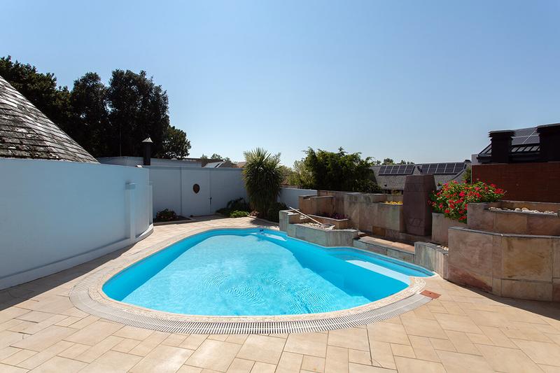 To Let 4 Bedroom Property for Rent in Everglen Western Cape
